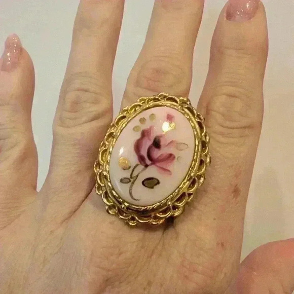 Vintage beautiful painted  floral adjustable goldtone ring - Picture 2 of 9